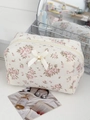 Detalle de neceser floral con lazo de satén, colgante de perla y cierre de cremallera - Ribete de encaje floral (Blanco roto con flores rosas)
