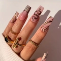 Uñas postizas ataúd rosas con textura de mármol y líneas de serpiente doradas - Estilo Mármol Serpiente Rosa (JP2092)