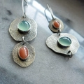 Orecchini vintage in argento con pietre naturali tonde a strati arancio e blu-verde - Stile Gemma Martellata a Doppio Strato (11681)