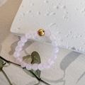 Minimalist elastic ring featuring natural pink quartz beads and a gold accent sphere - Elastic Free Size / Pink