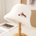 Gorro de pescador blanco de felpa con lazo dulce y etiqueta para el invierno - M (56-58cm) / Blanco (Estilo Etiqueta Satinada)