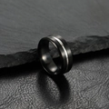 8mm zweifarbiger mattschwarzer Edelstahlring mit silbernem Streifen und Schrägkanten - US 8 / Schwarz