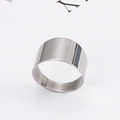 Anillo de banda ancha minimalista en acero inoxidable pulido plateado visto desde el lado - US 7 / Plateado