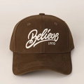 Dettaglio del ricamo 3D bianco su un cappellino da baseball in cotone marrone scuro - M(56-58cm) / caffè