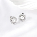 Orecchini a perno in acciaio inox con cluster di perle bianche su base vintage argento - Color Acciaio