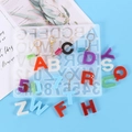 Silikonform für Buchstaben und Zahlen mit bunten Harz-Schlüsselanhängern auf blauem Grund - Modell 60-700