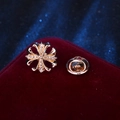 Broche croix dorée classique aux motifs floraux avec fermoir papillon au dos - Croix Fleurie Dorée