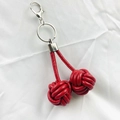 Handgefertigter roter Leder-Schlüsselanhänger mit silbernem Metallring und Haken - Rot