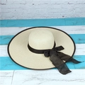 Detail van breedgerande strohoed met elegante zwarte doorschijnende strikdecoratie - M (56-58cm) / Beige
