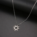 Collana con totem solare etnico in argento lucido con moderno pendente a raggiera - Stile Argento (N430)