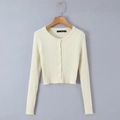 Detail eines schmal geschnittenen cremefarbenen Strick-Cardigans mit vertikalem Rippmuster - S / Cardigans / Beige