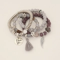Conjunto de pulseras bohemias multicapa con cuentas moradas y dijes de alas y borlas - Gris