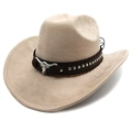 Dettaglio di cappello da cowboy in camoscio beige con testa di toro e borchie - Cammello / M (56-58cm)