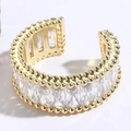 Anello placcato oro 14K con zirconi taglio baguette e dettagli a micro-sfere - Zircone Rettangolare con Grani Tondi