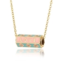 Macro-opname van gouden cilinderhanger met LOVE-tekst en kleurrijke emaille details - Goud-LOVE/Roze & Groenblauw Emaille