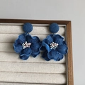 Blaue Denim-Blumenohrringe mit mehrlagigen Blütenblättern und bunten Perlen im Etui - Blauer Denim Blumenohrstecker