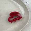 Detalle de pinza de pelo de corazón rojo en acetato con letras doradas France Handmade - Rojo