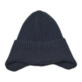 Detalle del tejido de punto acanalado grueso en un gorro azul oscuro con orejeras - Negro