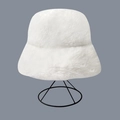 Winterlicher weißer Fischerhut aus Kaninchenfell auf einem schwarzen Metallständer - M (56-58cm) / Weiß
