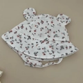 Detail eines geblümten Baby-Sonnenhuts mit süßen Ohren und atmungsaktiver Baumwolle - Weißes Blumenmuster
