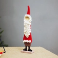 Figurine de Père Noël en bois avec barbe en laine blanche sur un socle carré rose - Grand Père Noël (Hauteur 31cm)