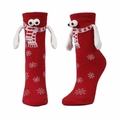 Detail von roten Weihnachts-Wadenstrümpfen mit 3D-Augen, Armen und weißen Schneeflocken - Magnetische Händchenhalten / Rot