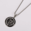 Detalle de un colgante de cabeza de león de acero inoxidable plateado con borde griego - Con cadena 3mm*60cm / Plata antigua
