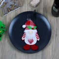 Kerstkabouter bestekhouder met rode gebreide muts en baard op een zwart bord decoratie - Geruite Hoed Kabouter Bestekhouder