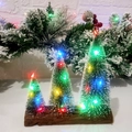 Mini alberi di Natale in cedro con effetto neve e luci LED su una base in legno - Set di 3 Piccoli Alberi Colorati