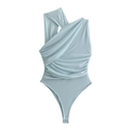 Detail eines hellblauen One-Shoulder-Bodys mit eleganter Raffung und ärmellosem Design - S / Blau