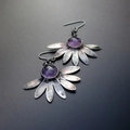 Boucles d'oreilles bohèmes fleurs avec gemmes résine violette et finition argentée - Fleur Violette Rétro Argent