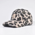 Dettaglio cappello baseball leopardato in peluche con lettera R ricamata e morbida - Beige / Regolabile