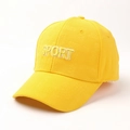 Gros plan détaillé de la casquette jaune avec broderie Sport 3D et tissu texturé - Réglable / Jaune