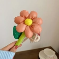 Pince à cheveux fleur en peluche rose avec centre jaune et détail de feuille verte - Fleur Rose (111#)