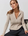 Detail of beige ribbed knit texture and metallic half-zip closure on the slim sweater - S / Apricot