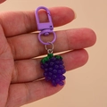 Dettaglio portachiavi a grappolo d'uva viola realistico con gancio in metallo viola - Uva
