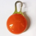 Pendaglio LED di sicurezza arancione per animali con moschettone in metallo - Funzionamento a Batteria Confezione in Cartone / Arancione