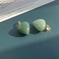 Coppia di ciondoli a cuore in giada verde con chiusure dorate su pelle blu - Avventurina