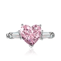 Bague de luxe avec zircon rose en forme de cœur et pierres latérales baguette sur blanc - Ouvert Réglable / Zircone Rose