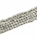 Macro-opname van 8mm zilveren druzy kwarts kralen met een glinsterende metalen textuur - Rond 8mm / Verguld Wit K