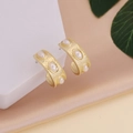 Détail de boucles d'oreilles perles baroques avec finition dorée mate et perles ovales - Boucles d'Oreilles en Forme de C à Trois Perles Or Mat (4#)