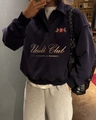 Dettaglio della felpa polo blu navy con ricamo di lettere e polsini a costine - S / Blu navy