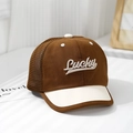 Dettaglio del ricamo Lucky e della rete traspirante sul berretto da baseball per bambini - 50cm / caffè