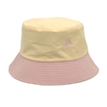 Detail eines zweifarbigen Fischerhuts aus Baumwolle mit Stickerei und rosa Krempe - M (56-58cm) / Beige + Rosa