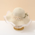 Détail d'un chapeau de paille beige avec fleurs en dentelle blanche, perles et bord ondulé - Adulte 55-58cm / Bord Maille Fleur de Vigne Beige
