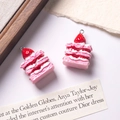 Détails macro de deux breloques miniature gâteau aux fraises en résine avec anneau - Rose + Fourrage Rouge