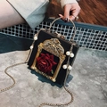 Elegante schwarze Box-Handtasche mit goldenem Blumenrelief und roter Rose für Damen - Schwarz