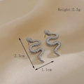 Minimalistische silberne Schlangen-Ohrstecker aus poliertem Edelstahl für Damen - Texturiertes Silber