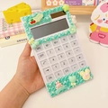 Détail d'une calculatrice décorée de crème DIY avec de mignons breloques - Ensemble Vert (Accessoires/Colle Crème/Calculatrice Inclus)