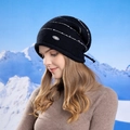 Bonnet en tricot noir à rayures pour femme avec logo en métal, décor de neige - Noir